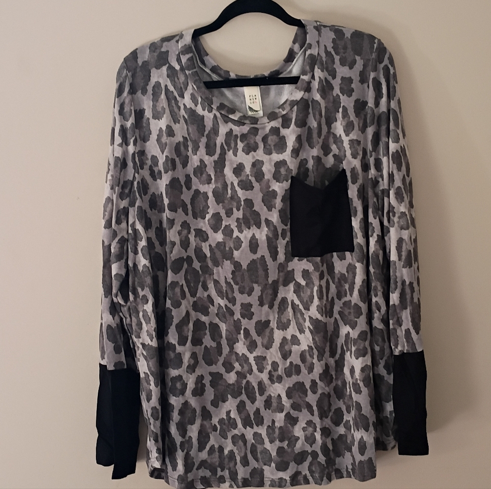 Flamingo Women's Gray Leopard Print Long Sleeve Top